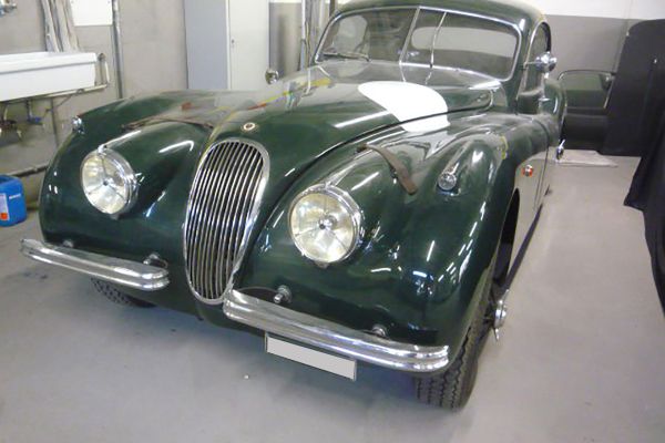 jaguar-xk-120-coupe-945B868651-9254-2B3D-2D4D-8C4EABFDD880.jpg